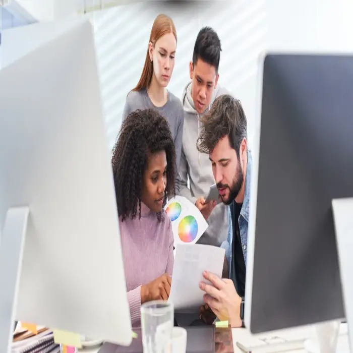 Antreprenor evaluând criterii practice pentru alegerea unei agenții web design în România în 2026